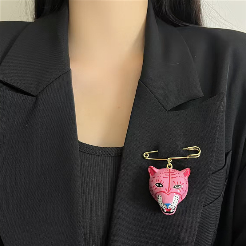 Women'S Accessories For Formal Wear - Elegancka emaliowana broszka w kształcie tygrysa